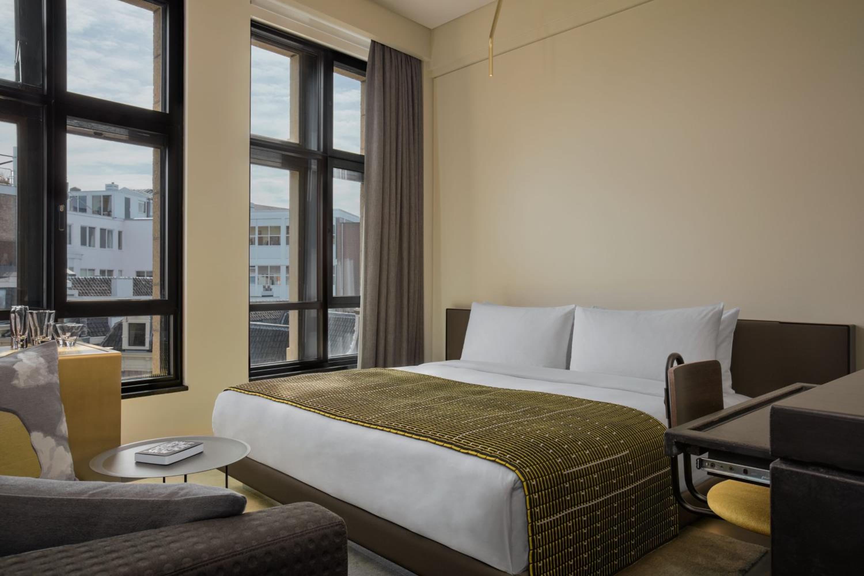 Bank, Guest Room, Superior, King Bed, City View