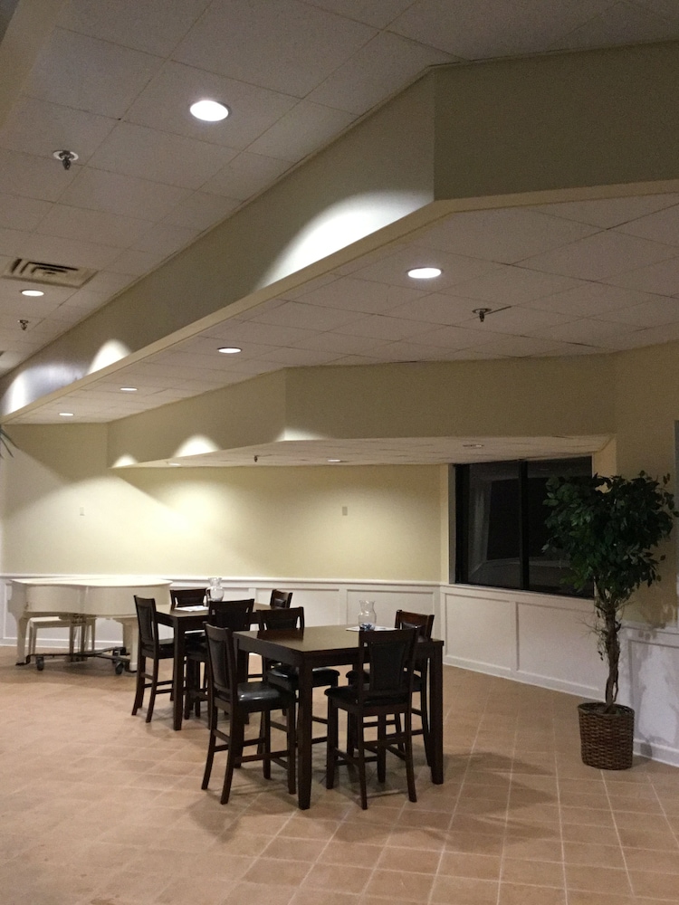 Days Inn Suites Tallahassee Conference Center I 10 Hotel 43/57