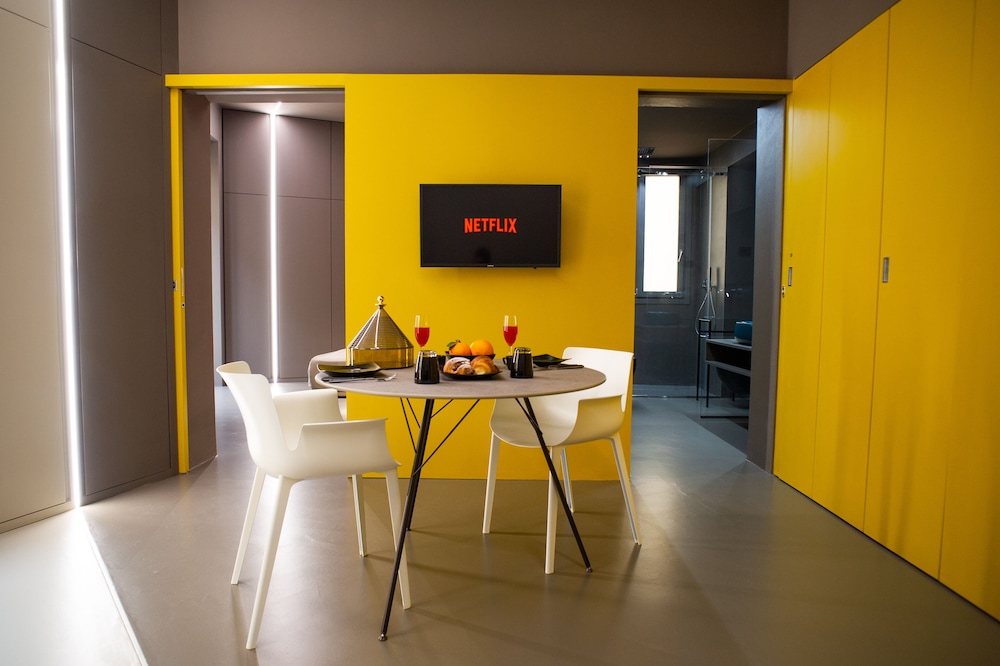 Five Place Design Suite & Apartments 41/58