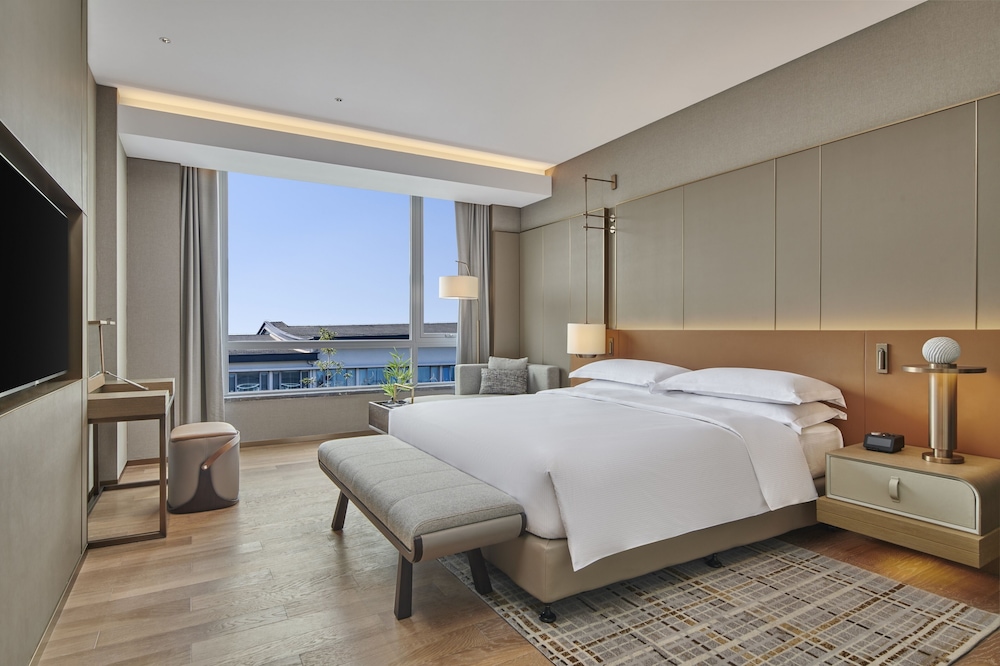Ambassador, Deluxe, Suite, King Bed
