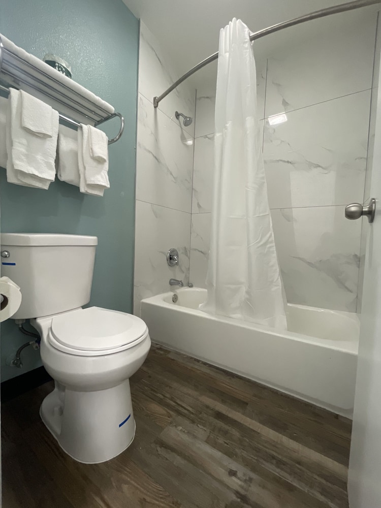 Days Inn By Wyndham Victorville 3/10
