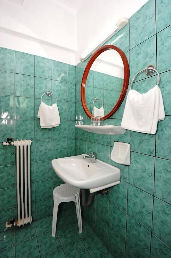 SOCRATES HOTEL 43/44