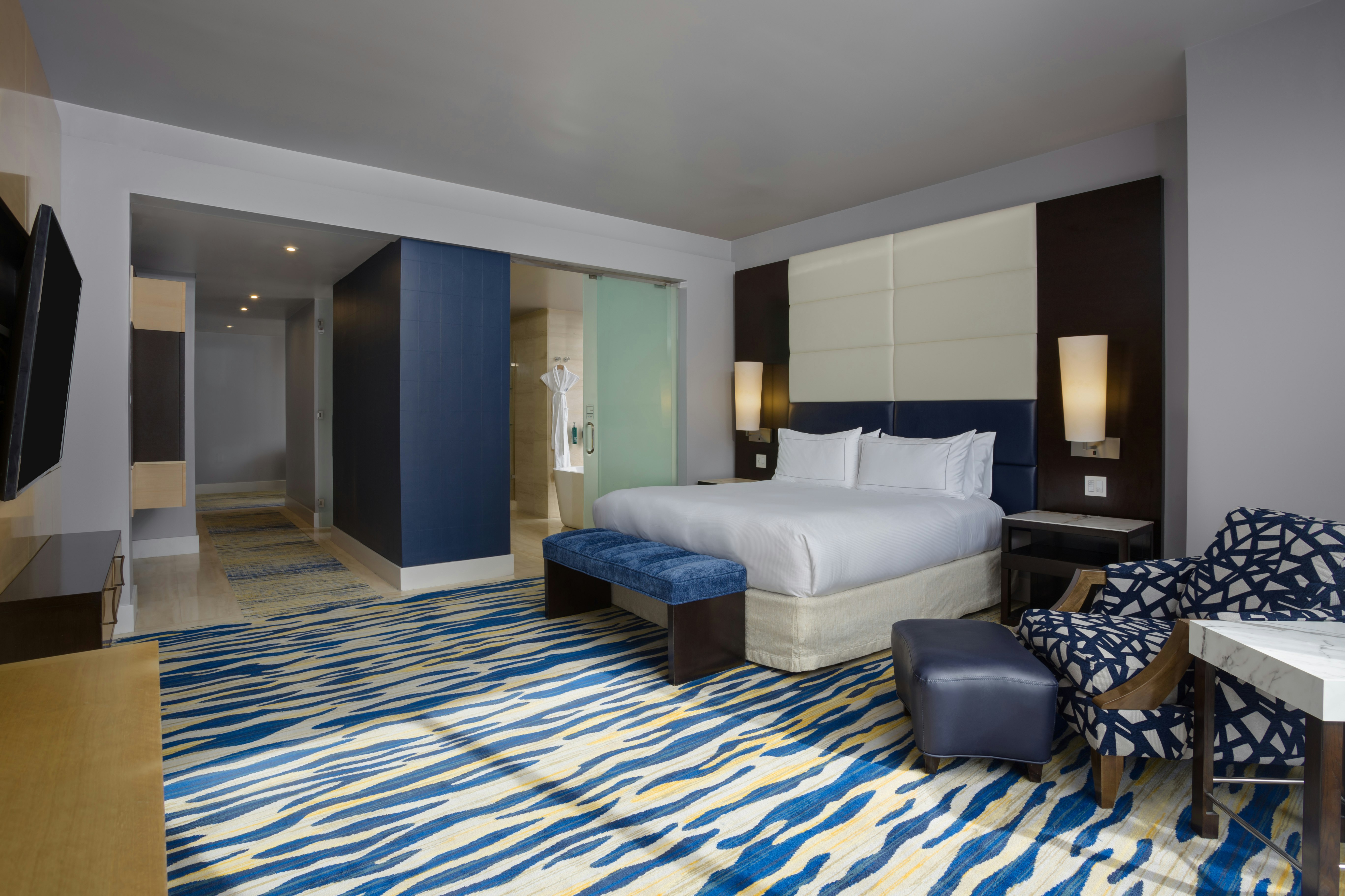 JUNIOR SUITE, KING BED, CITY VIEW