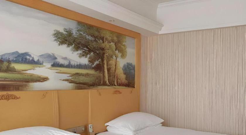 Vienna Hotel (Zhongshan Rainbow Avenue) 30/58