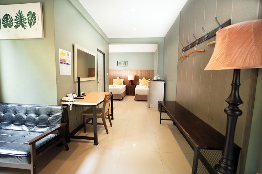 The Palm Hotel 30/50
