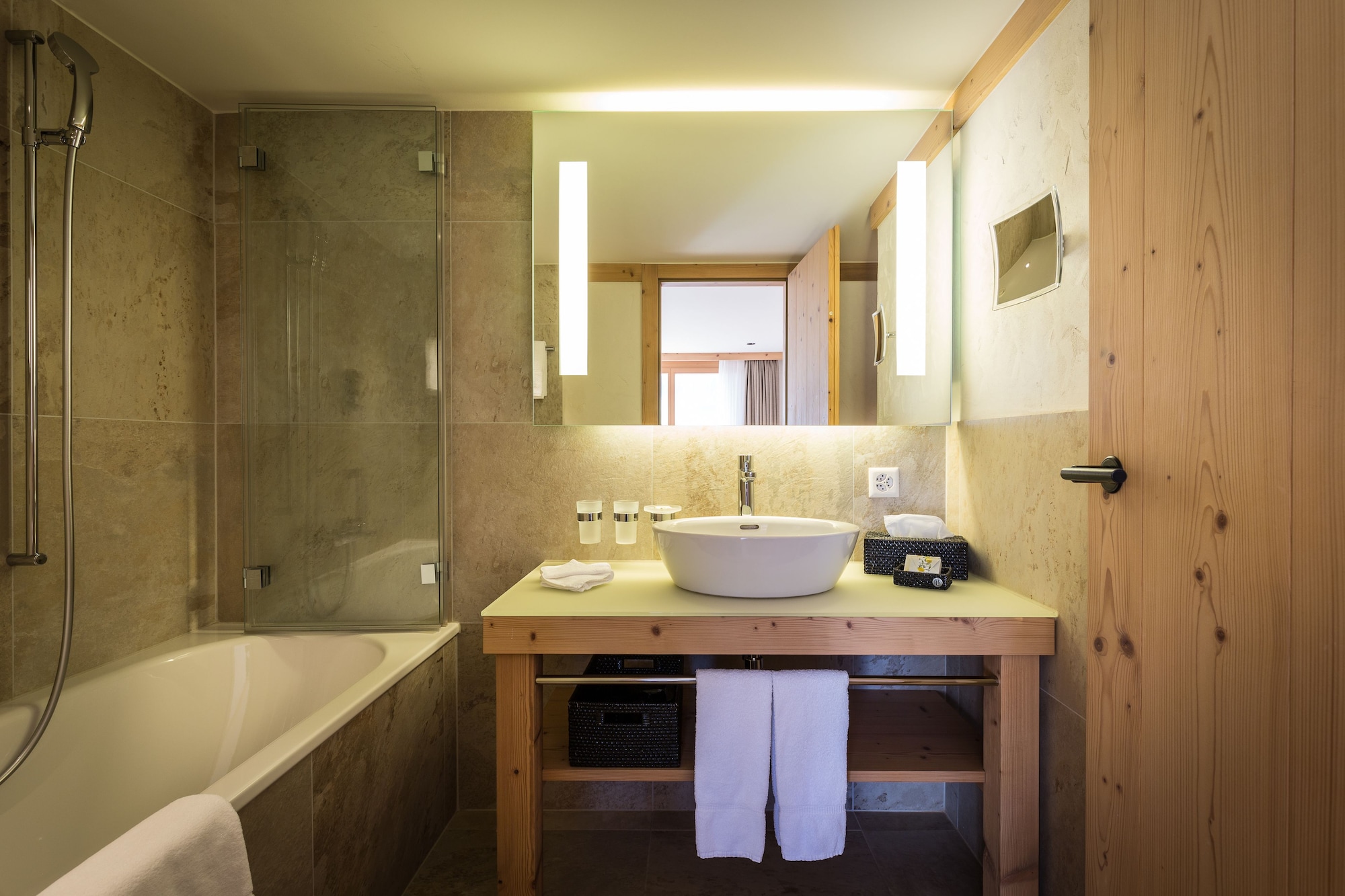 غرفة عائلية بسرير مزدوج بإطلالة على الجبل بشرفة بغرفة نوم واحدة مع أريكة، Hotel Spitzhorn 5/7