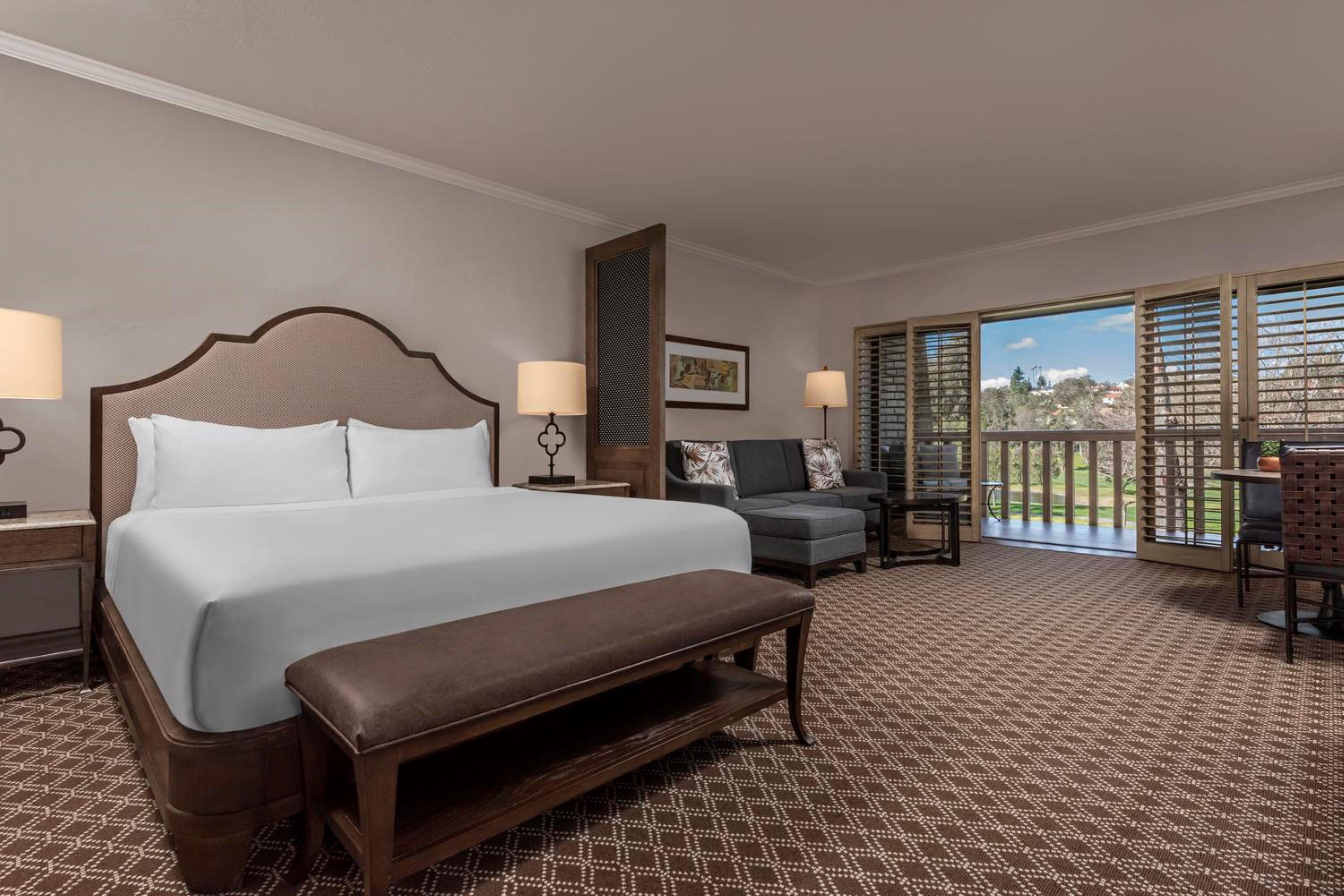Studio, Suite, King Bed, Golf or Spa View, Accessible