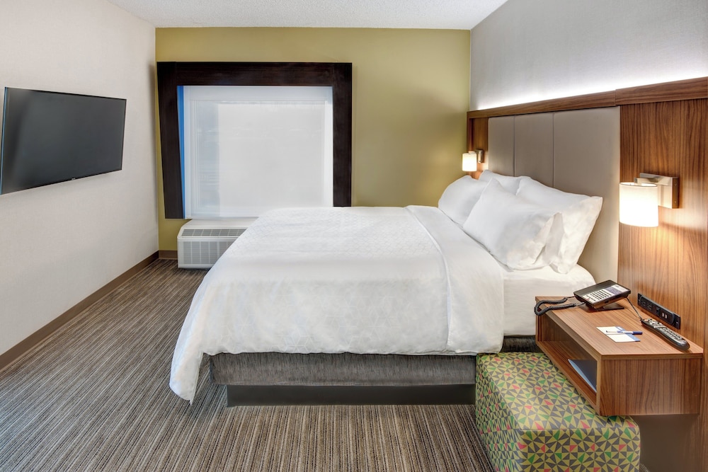 Holiday Inn Express & Suites West Long Branch - Eatontown 43/74