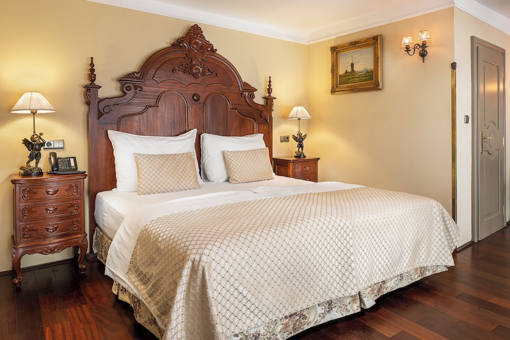 Iron Gate Hotel And Suites 24/71