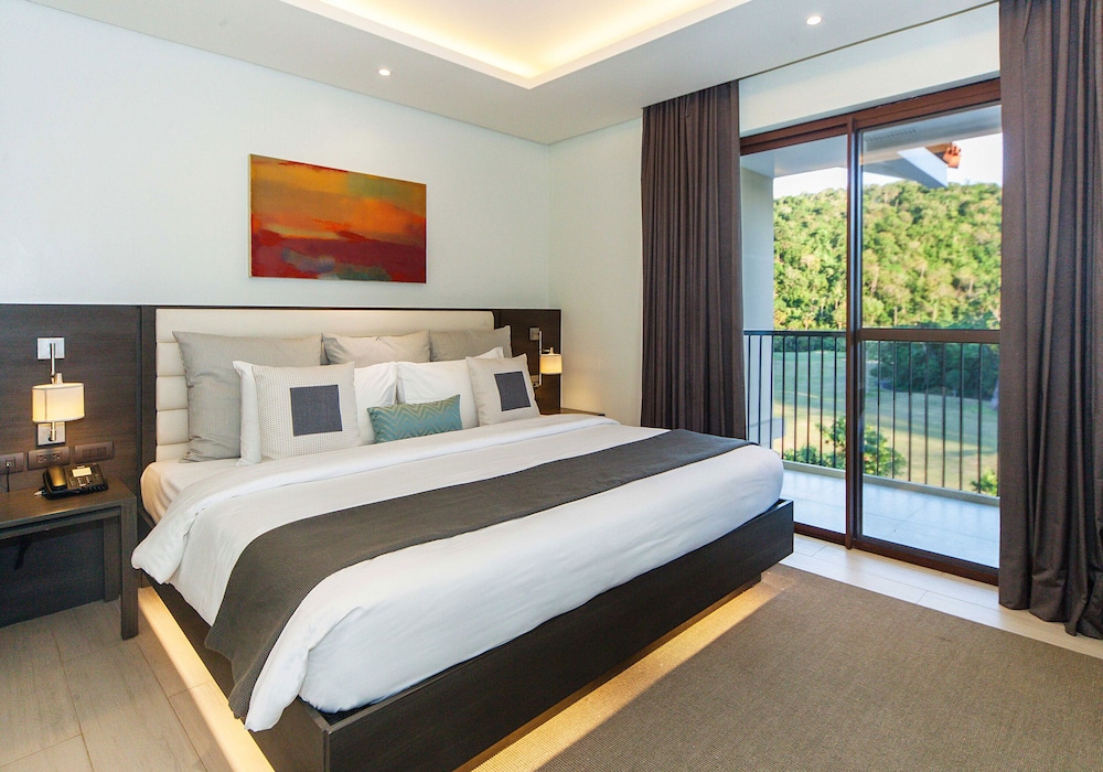 2 Bedrooms, Family Suite, 1 King and 2 Double Beds, Golf Course View, Garden Area