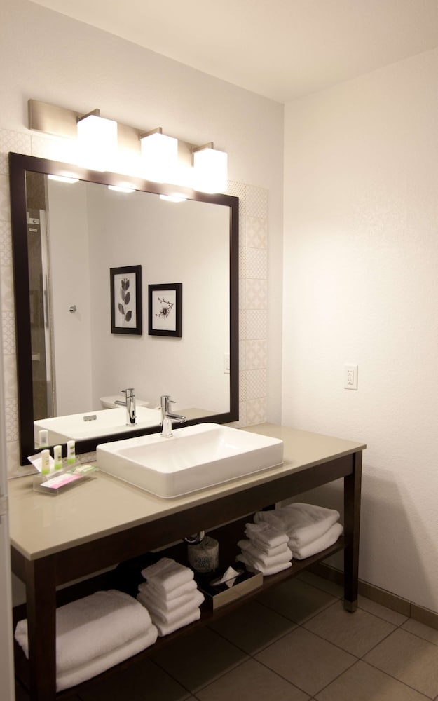 Country Inn & Suites By Radisson, Decorah, IA 5/42