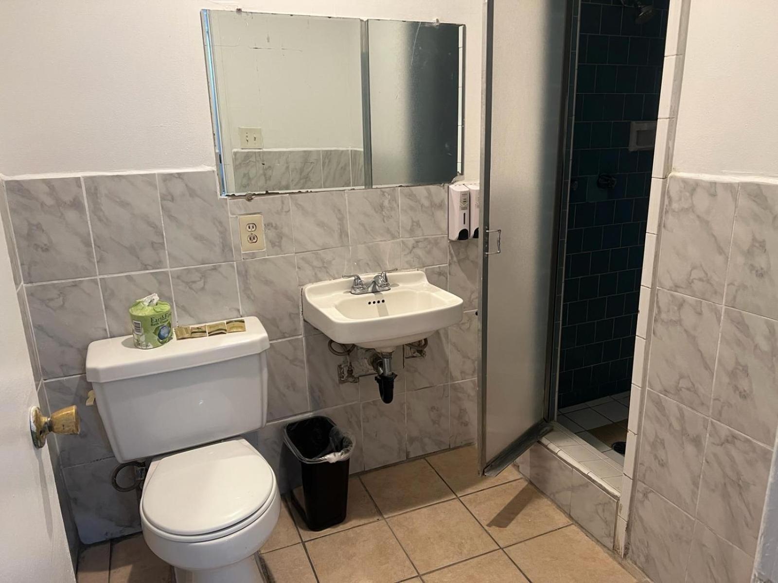 Pomona Inn Motel 16/18