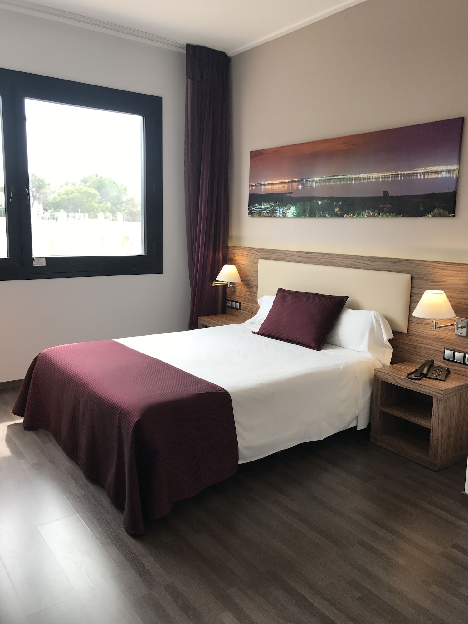 غرفة بسرير كوين لذوي الإعاقة
