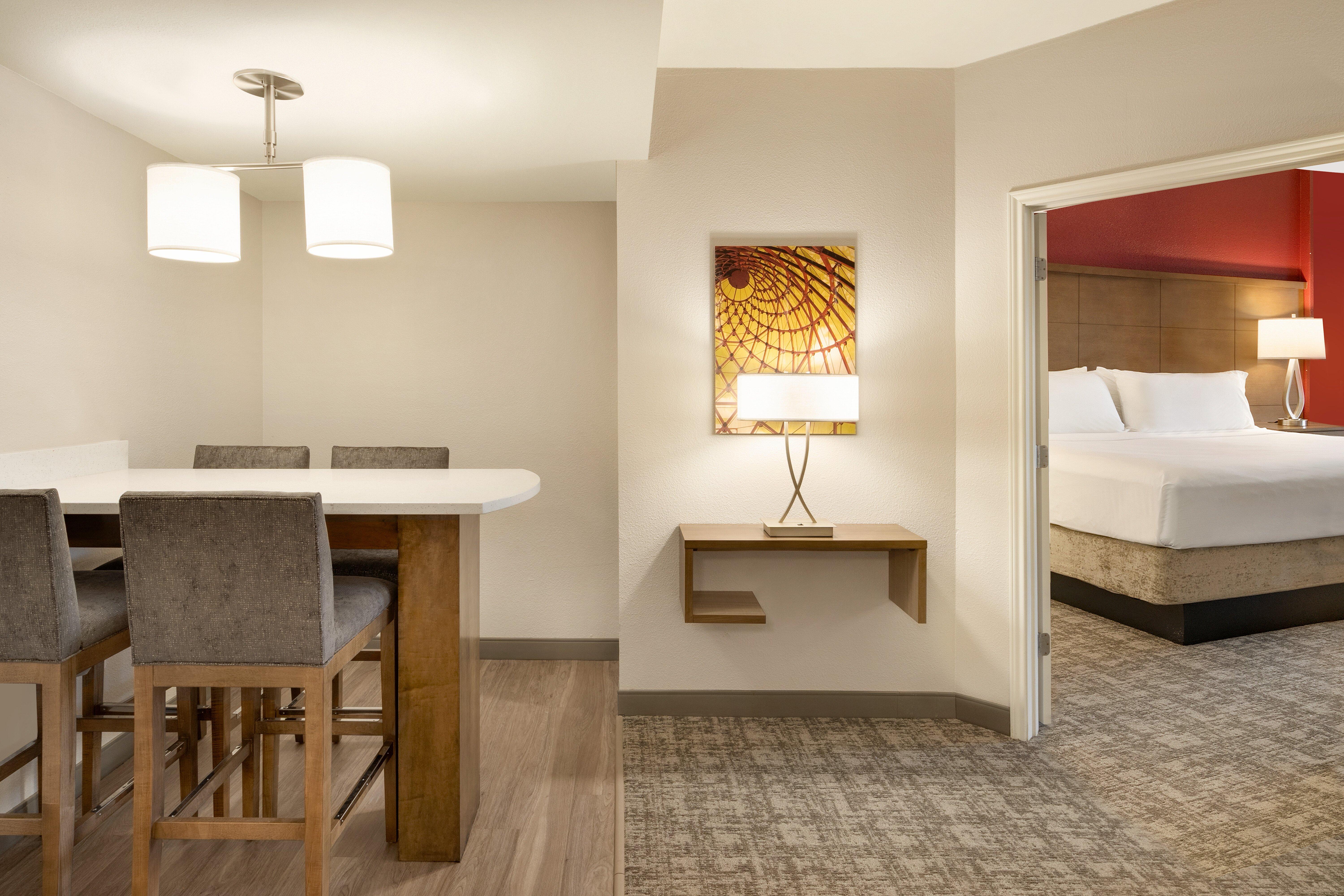 جناح بسرير كينج وسريرين كوين بغرفتي نوم، Staybridge Suites San Antonio Downtown Conv Ctr, an IHG Hotel 12/13