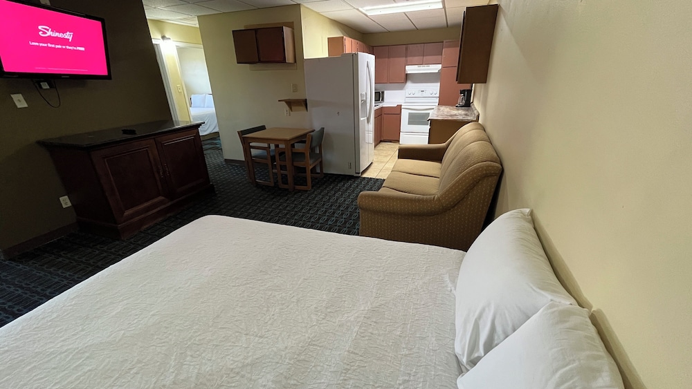 Family, Apartment, 3 Queen Beds, Extended Stay Snyder 8/10