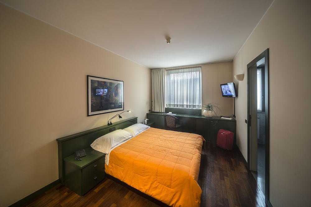 ROOM, DOUBLE BED