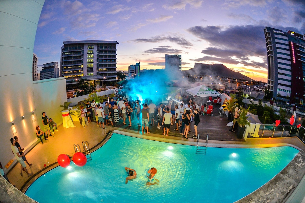 Hennessy Park Hotel 69/71