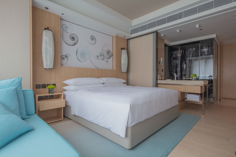 ROOM, KING BED