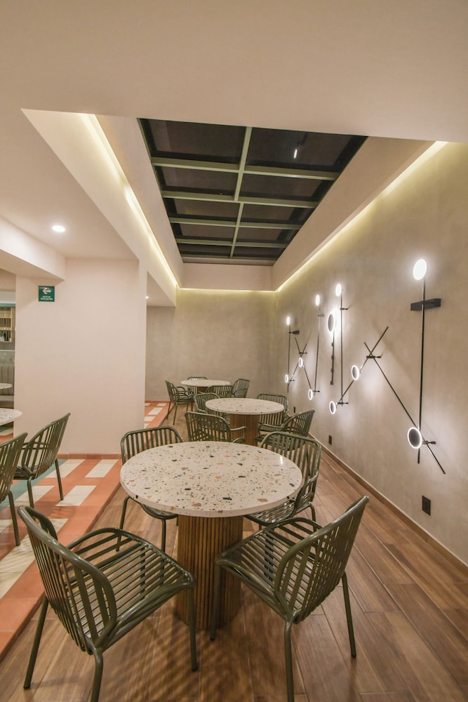 Expo Satelite Hotel and Suites 42/58