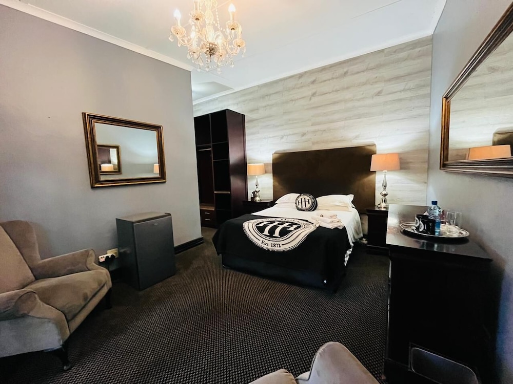 Halfway House Hotel 9/50