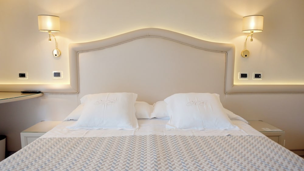 STANDARD, QUEEN BED, BALCONY