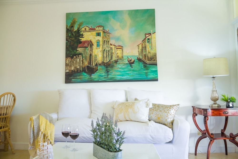 Kingston Luxury Condo Apartment 12/17