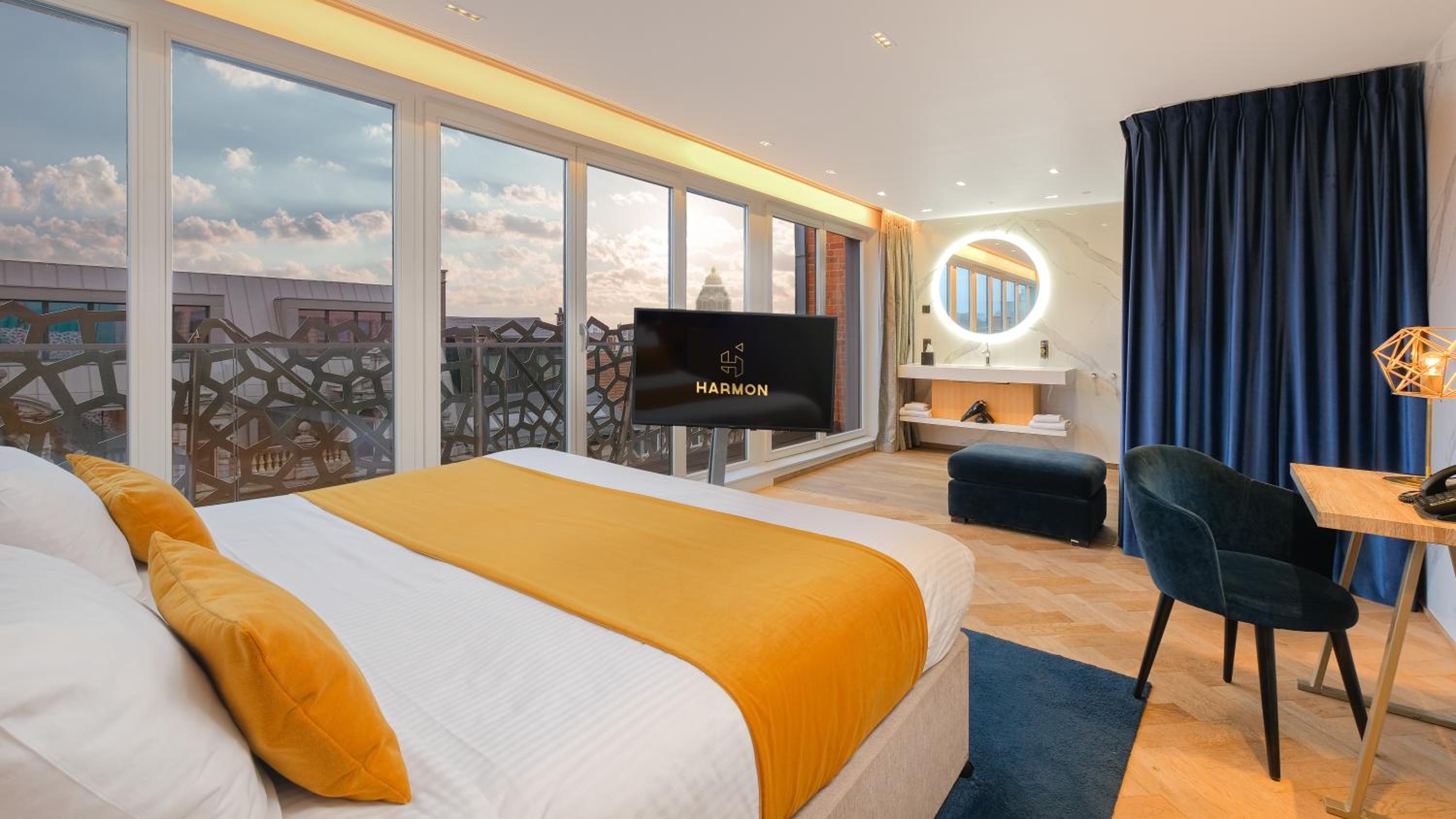 Suite, Balcony