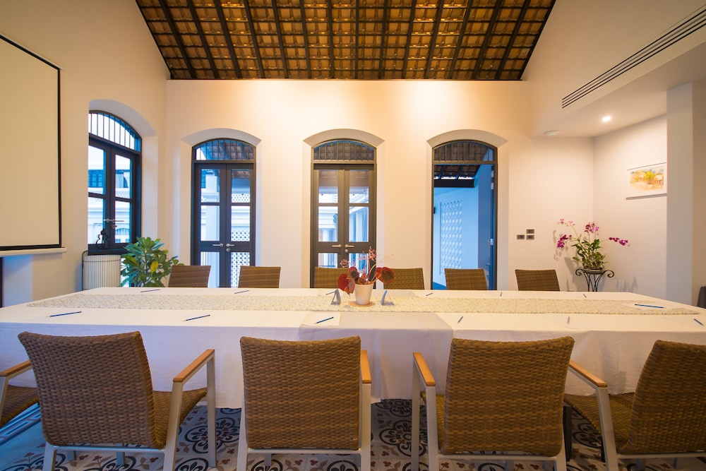 LITTLE NYONYA HOTEL 35/50