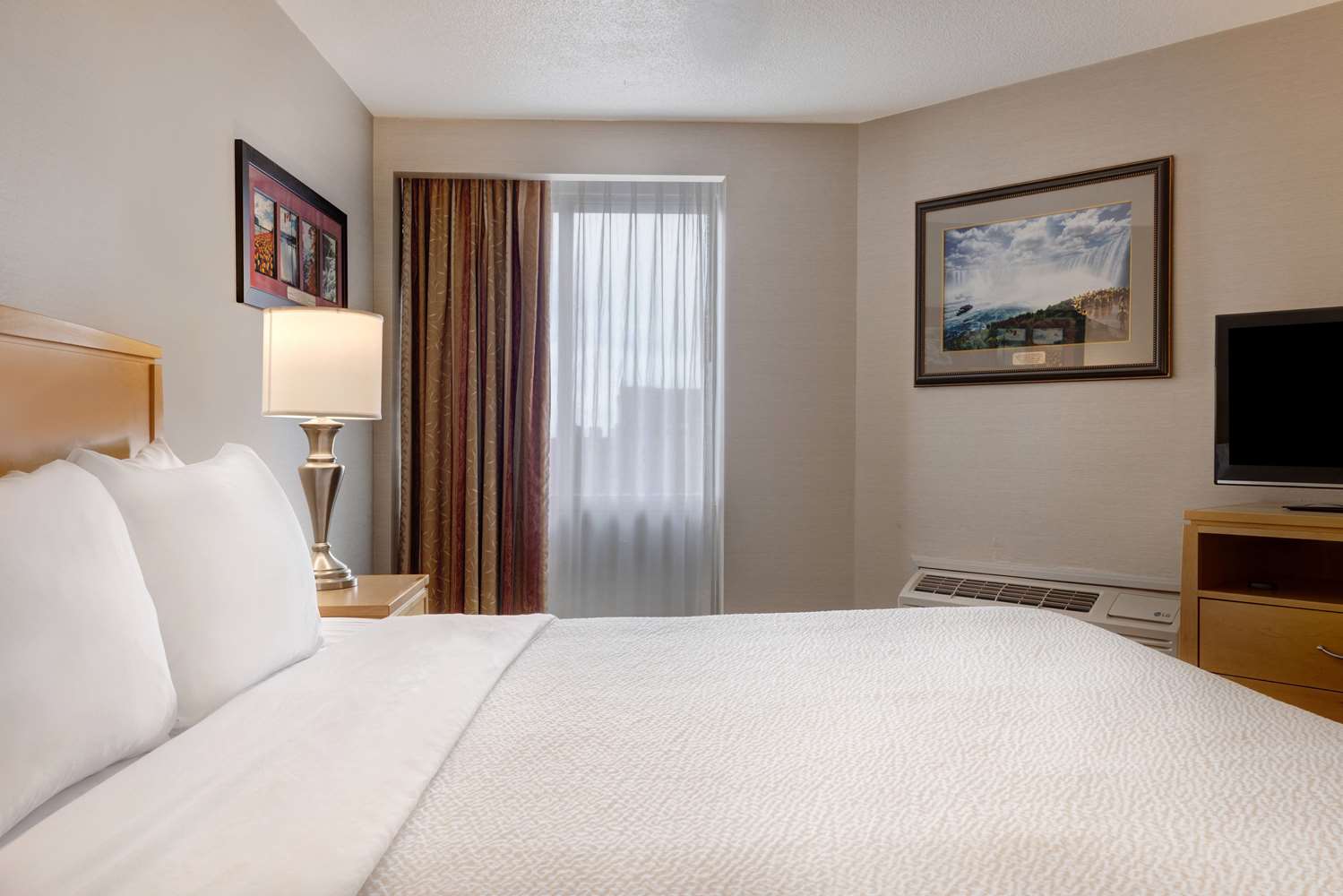 Days Inn By Wyndham Niagara Falls Near The Falls 14/44