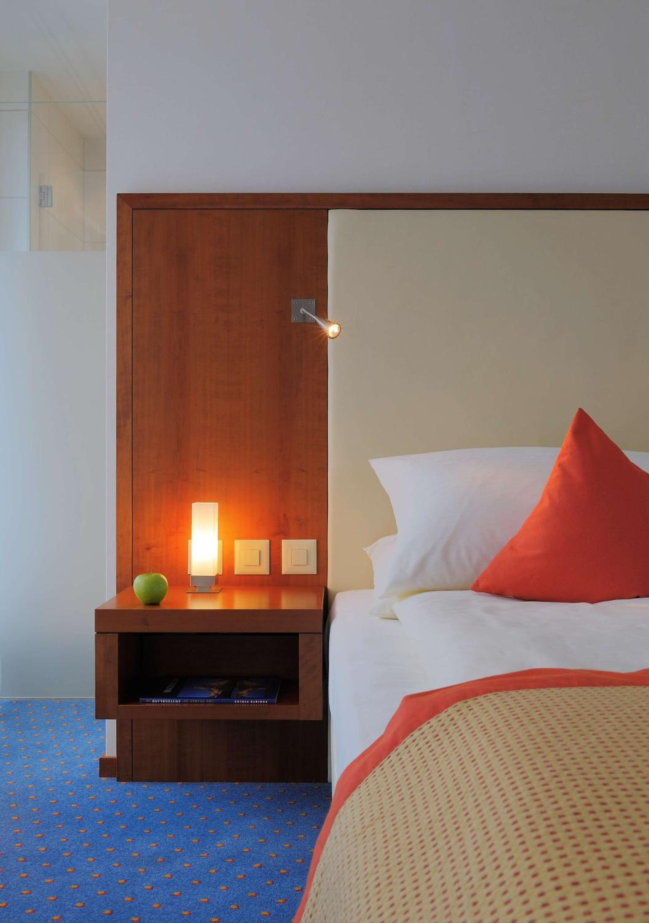 غرفة قياسية بسرير كوين، Radisson Blu Hotel St Gallen 4/6