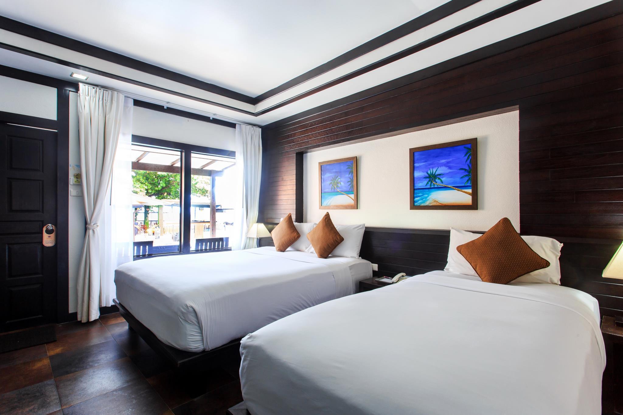 Superior, 1 King and 1 Single Beds, Pool Side