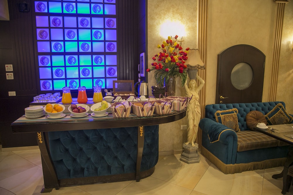 QUEENS SUITE HOTEL 46/61