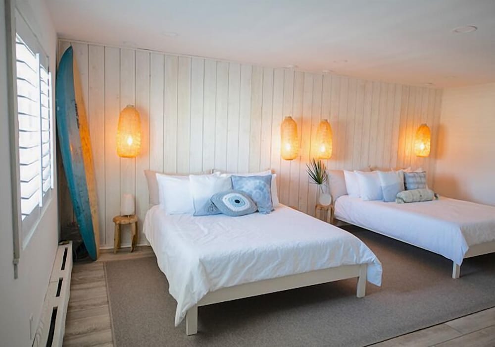 Basic, 2 Queen Beds, Water Front