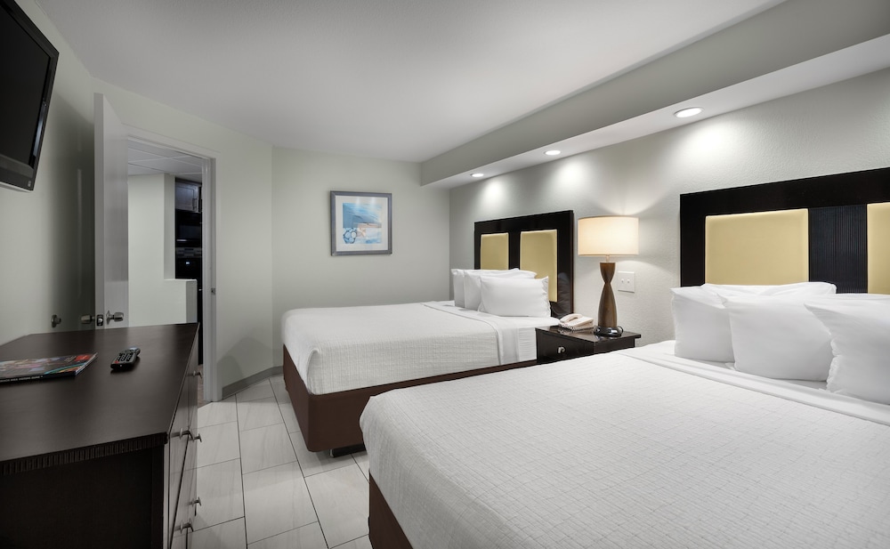Efficiency, 2 Queen Beds, Partial Ocean View