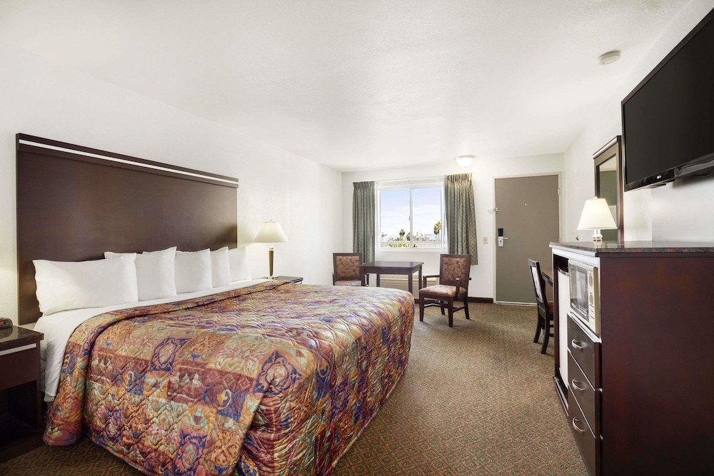Days Inn by Wyndham Oceanside 25/40