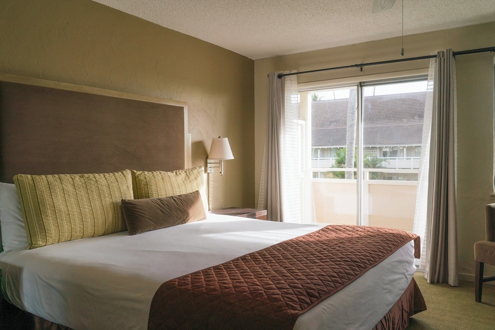 1 BEDROOM, SUITE, KING BED, SOFA, KITCHEN