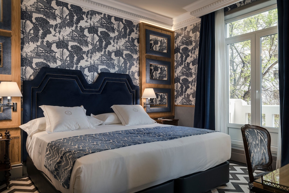 Interior, Classic, Queen Bed