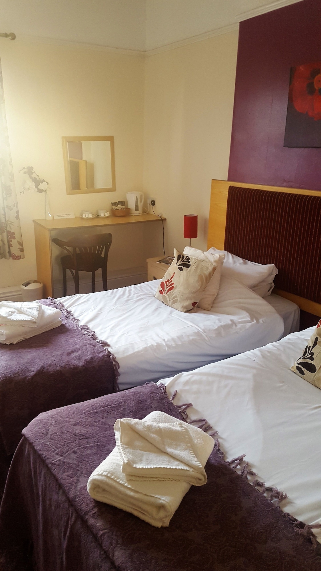 ROOM, TWIN BEDS