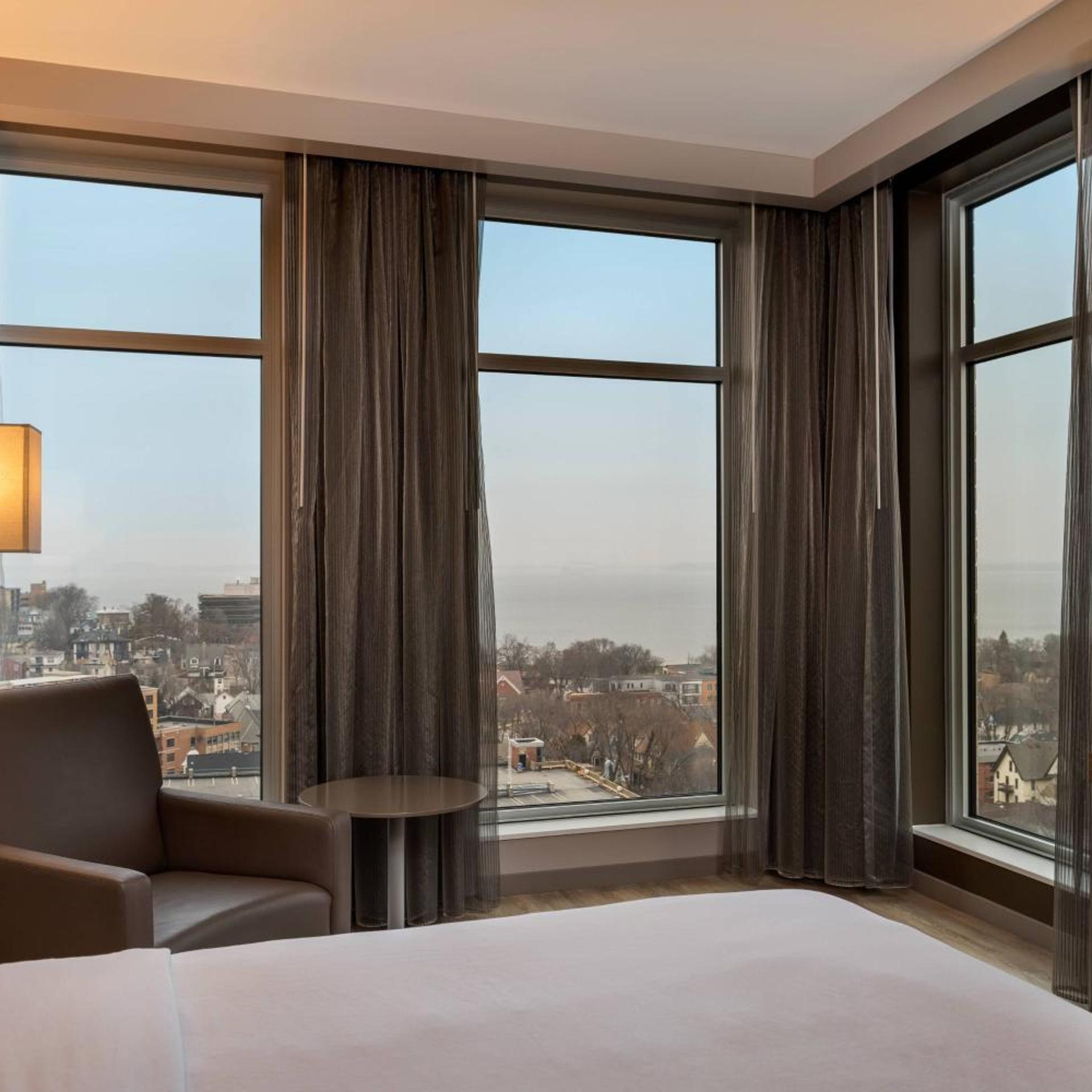 غرفة بسرير كينج بإطلالة على البحيرة، Ac Hotel Madison Downtown 2/7