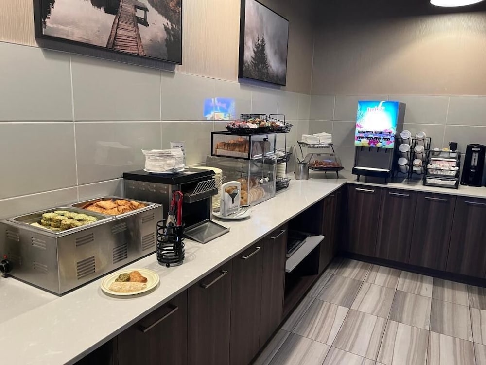 Super 8 by Wyndham Macleod Trail Calgary 45/60