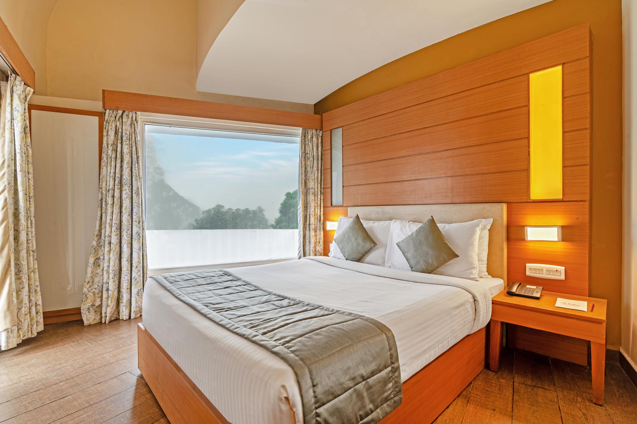 Privilege, Suite, Queen Bed, Valley View, Balcony