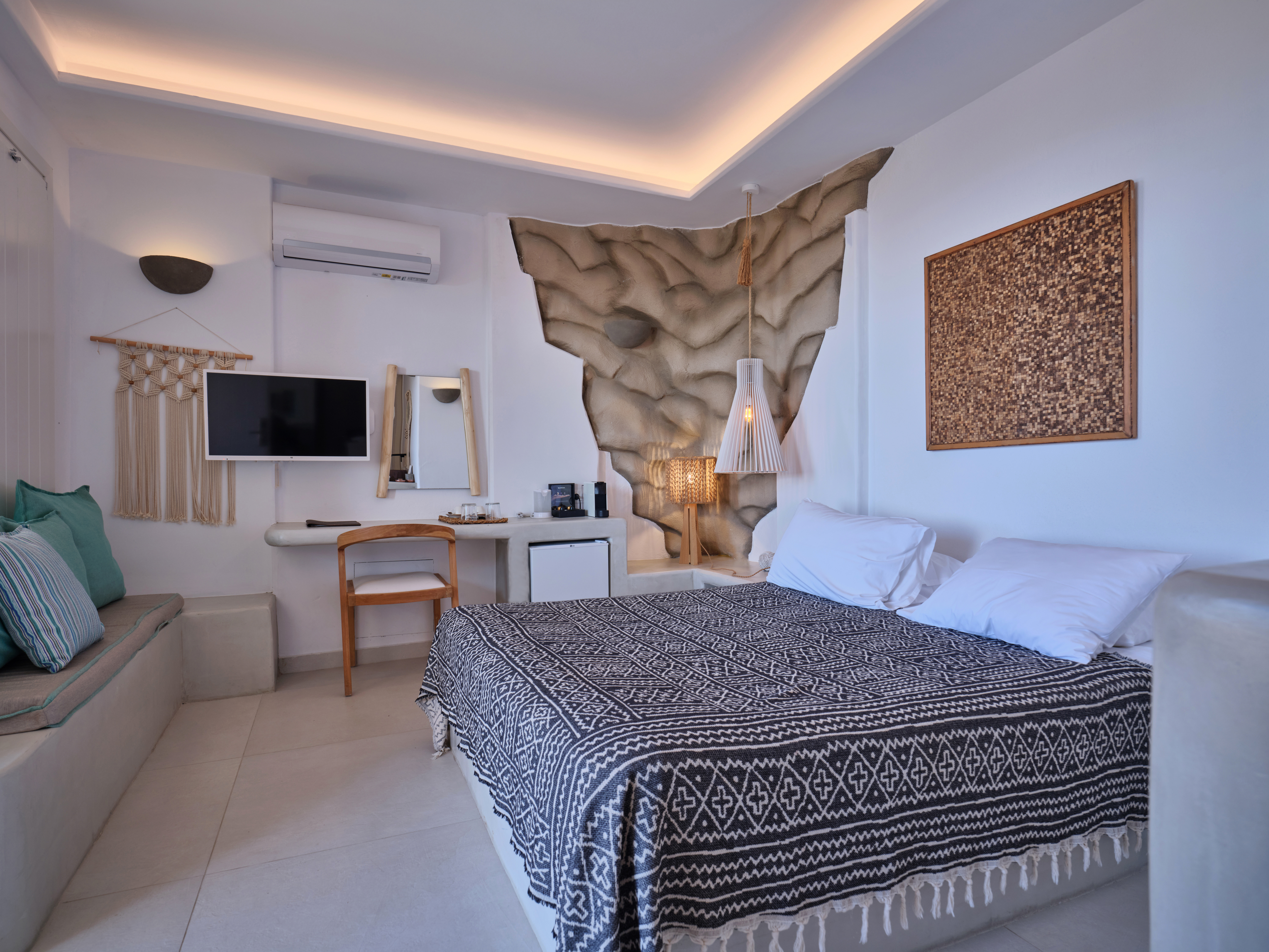 Cave, Double Bed, Sea View, Outdoor Jetted Tub، Mythic Paros 2/3