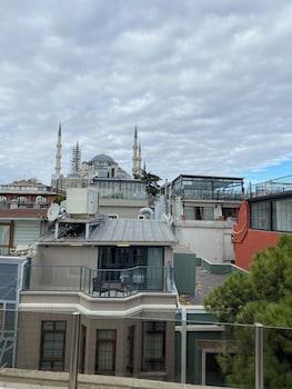 SUITE, CITY VIEW, BALCONY
