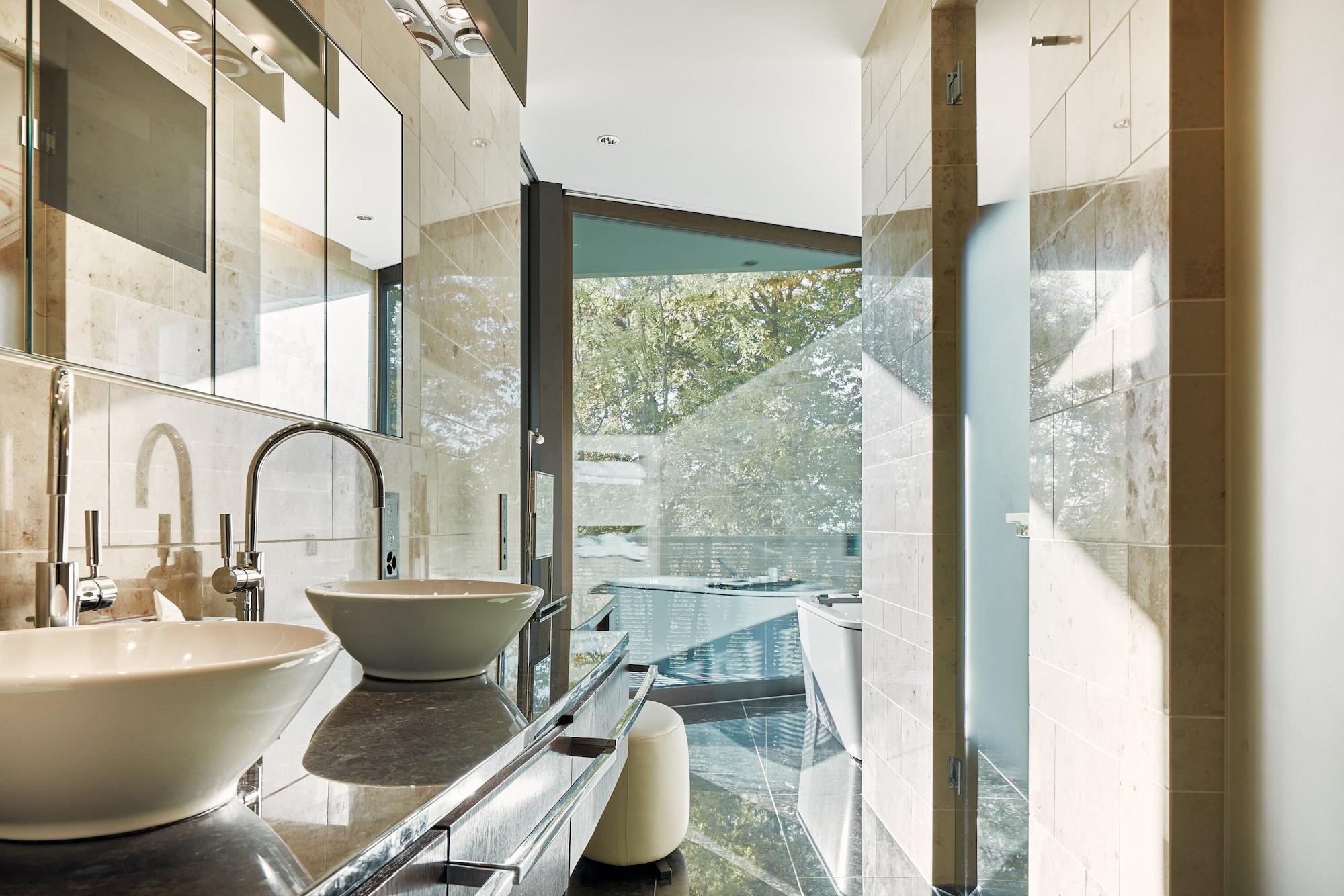 Junior Suite, Superior, Courtyard View, Partial Balcony, Jetted Tub، The Dolder Grand 5/7