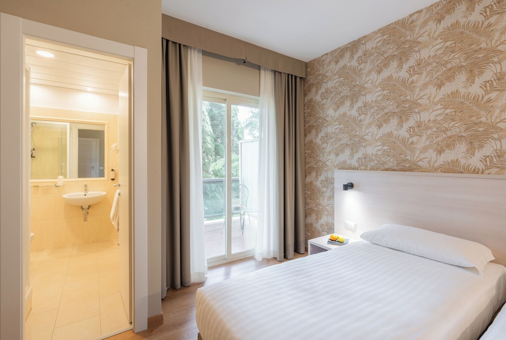 COMFORT, DOUBLE OR TWIN BED, BALCONY