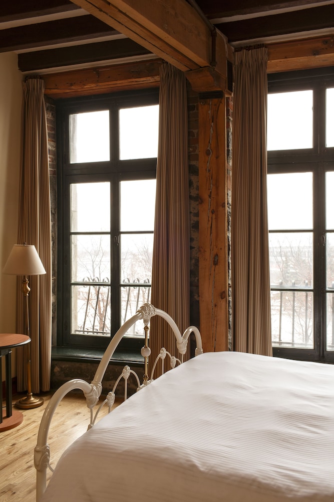 SIGNATURE, KING BED, RIVER FRONT