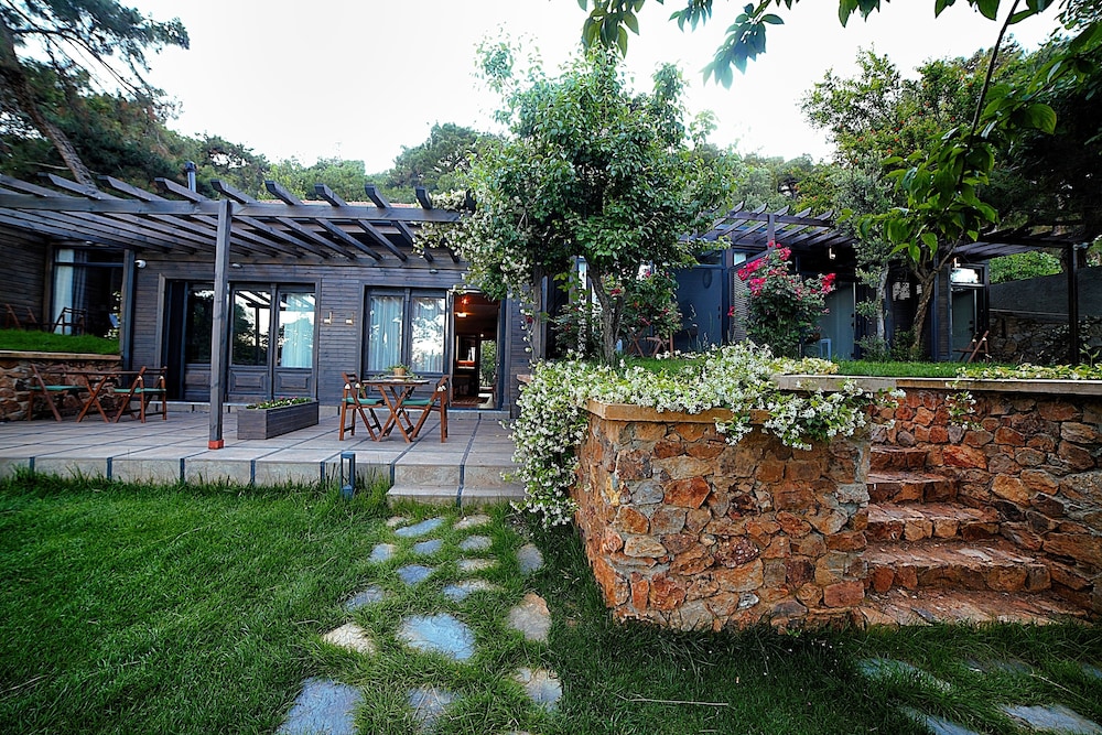 Triada Hotel Buyukada 47/60