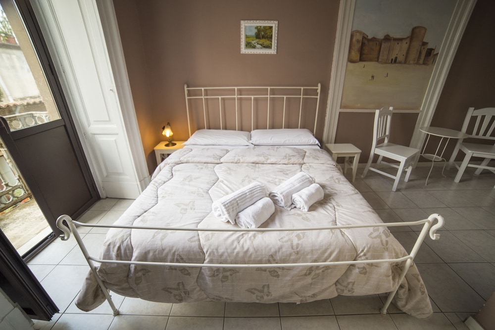 ROOM, DOUBLE BED