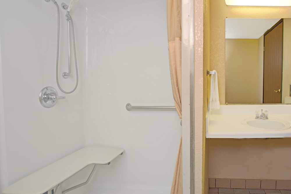 Super 8 by Wyndham Wheatridge/Denver West 6/24