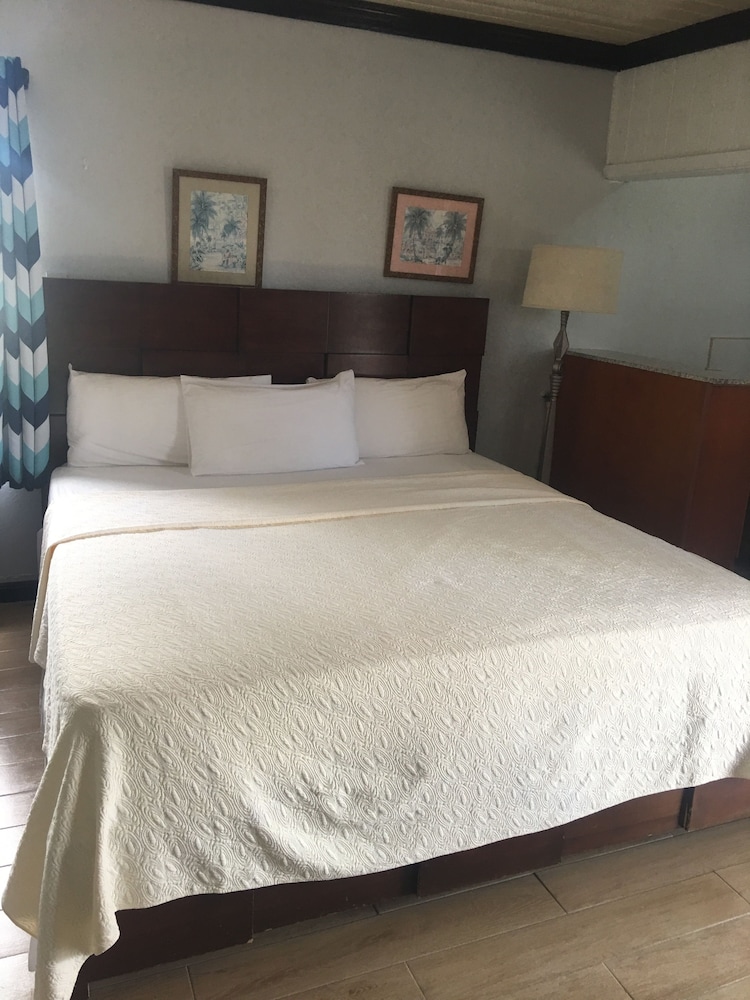 Coral Harbour Beach House And Villas 17/50